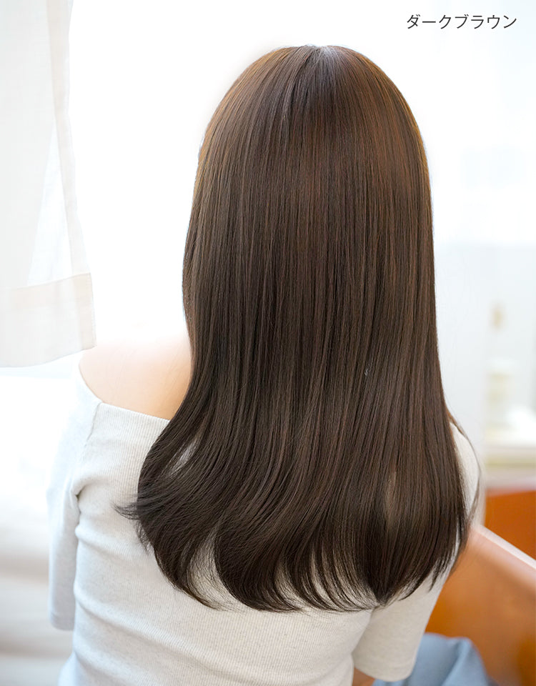 ダークブラウンを着用したモデル