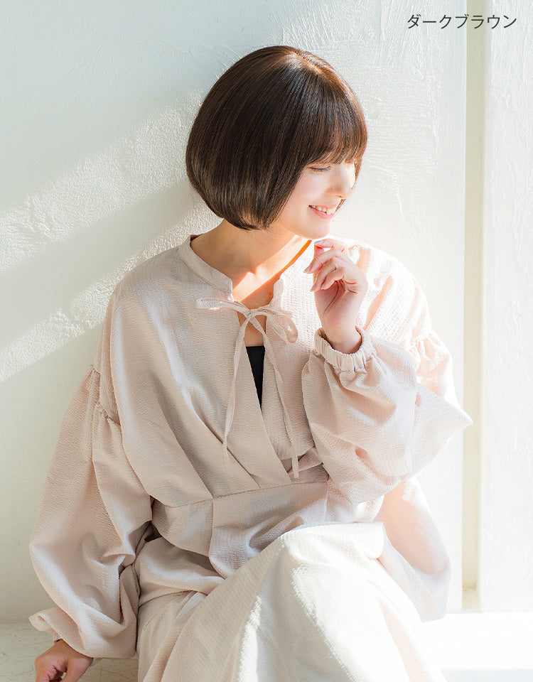 ダークブラウンを着用したモデル