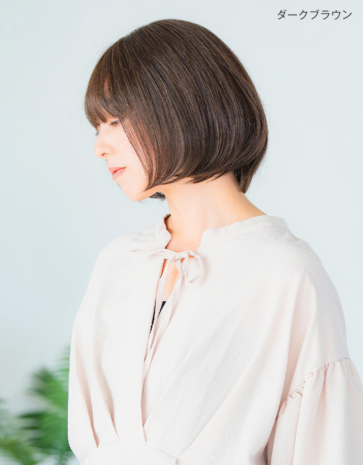 ダークブラウンを着用したモデル