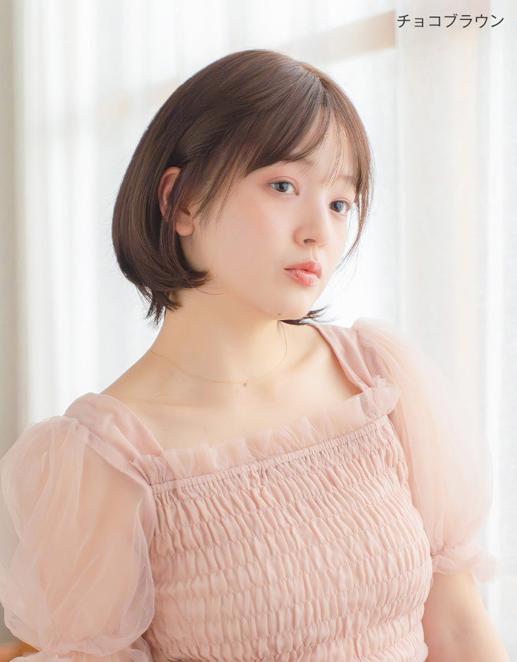 チョコブラウンを着用したモデル