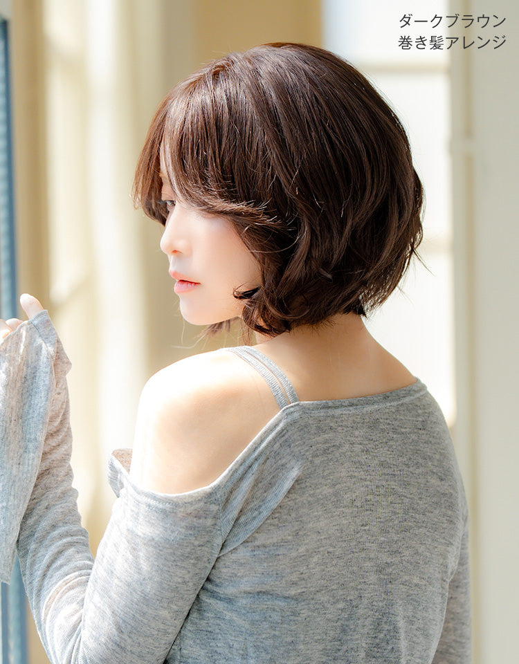 ダークブラウン（巻き髪アレンジ）を着用したモデル写真
