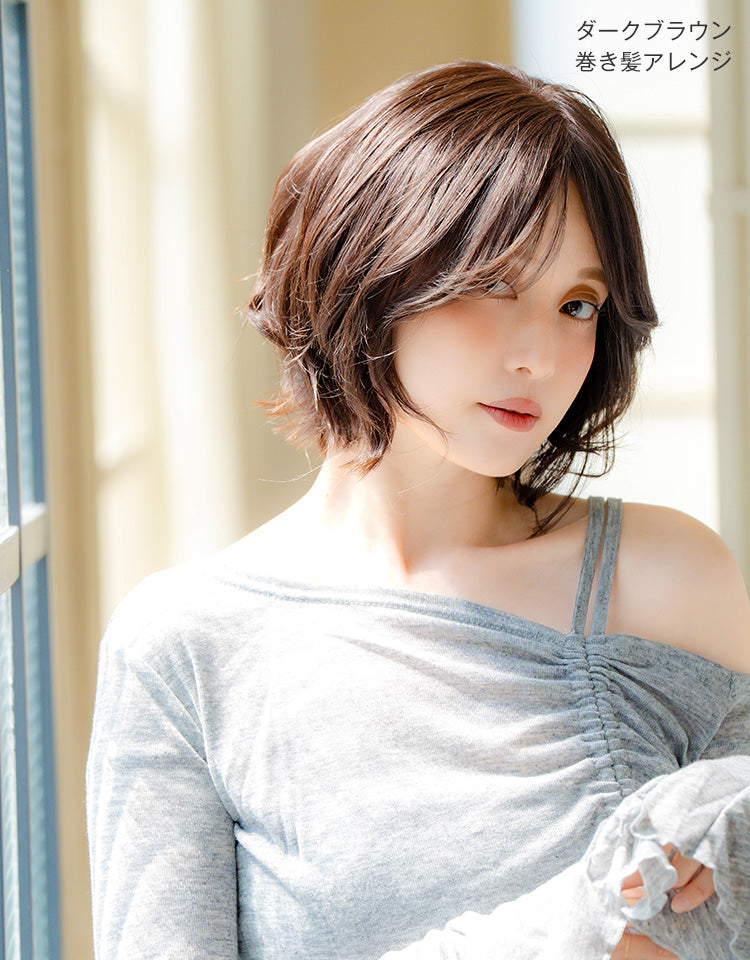 ダークブラウン（巻き髪アレンジ）を着用したモデル写真
