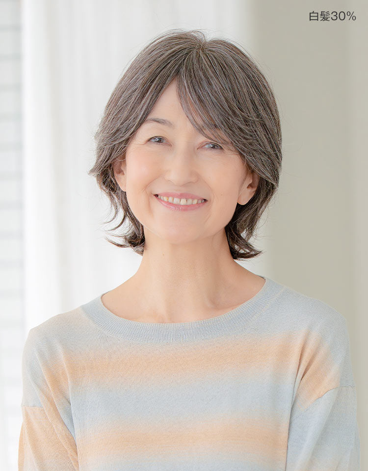 白髪30%を着用したモデル
