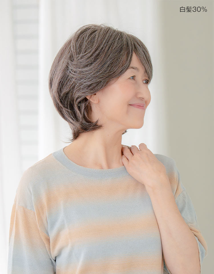 白髪30%を着用したモデル