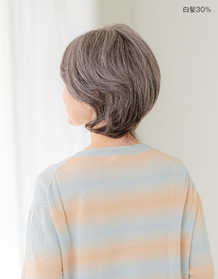 白髪30%を着用したモデル