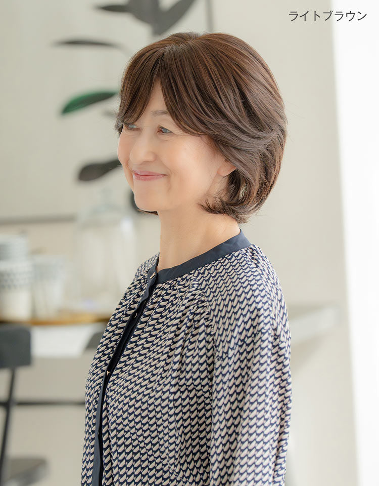 ライトブラウンを着用したモデル
