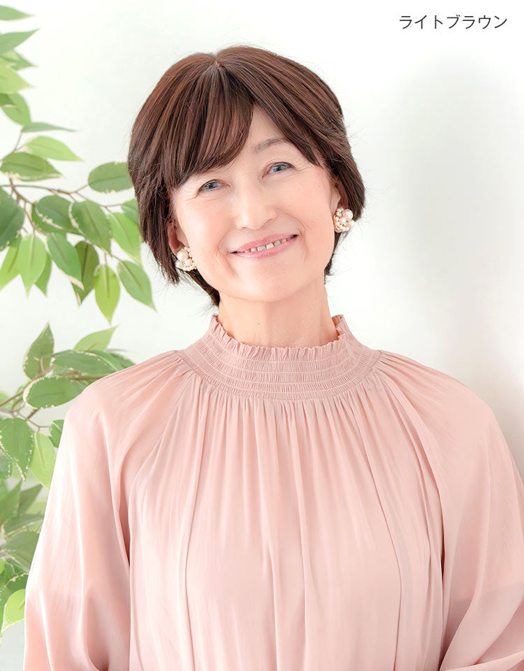 ライトブラウンを着用したモデル