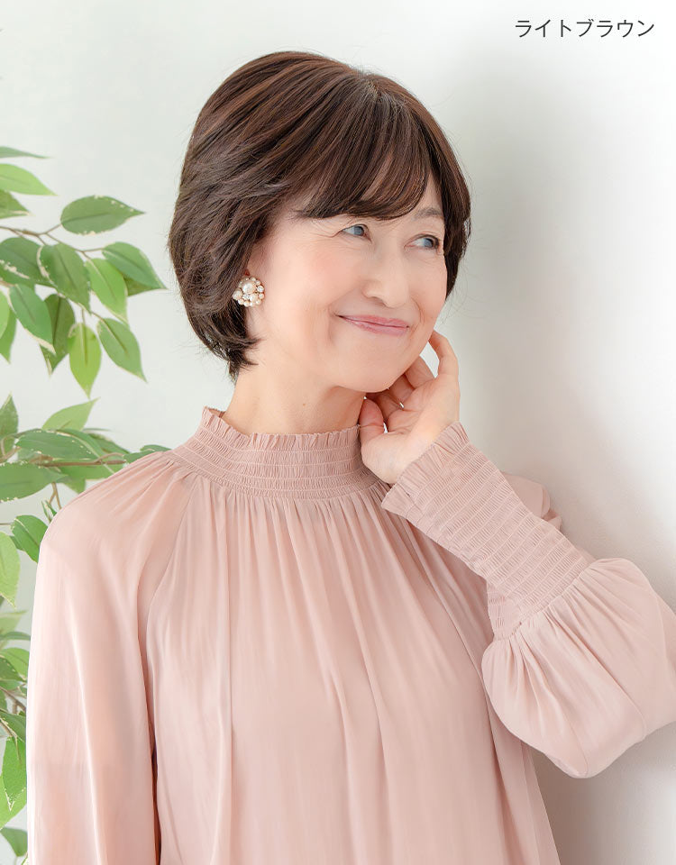 ライトブラウンを着用したモデル
