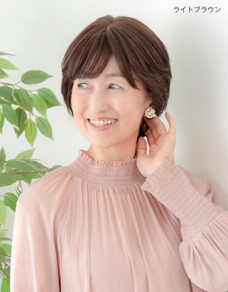 ライトブラウンを着用したモデル
