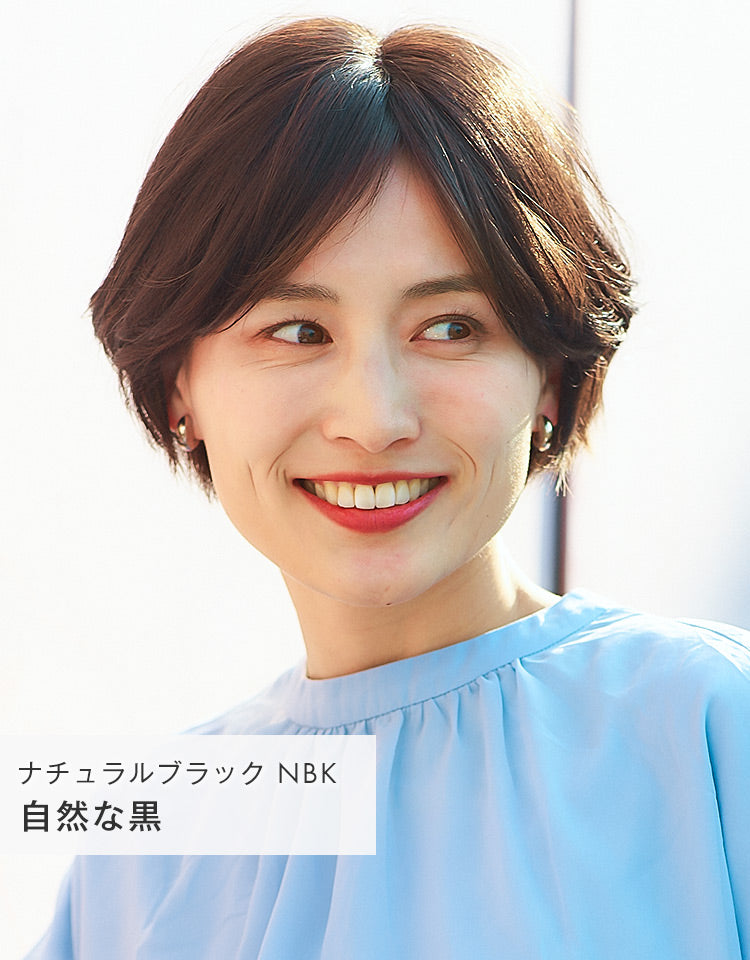 自然な黒（ナチュラルブラックカラー）を着用したモデル