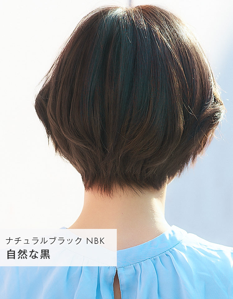 自然な黒（ナチュラルブラックカラー）を着用したモデル