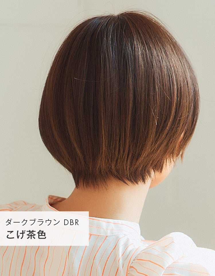 こげ茶色（ダークブラウン）を着用したモデル