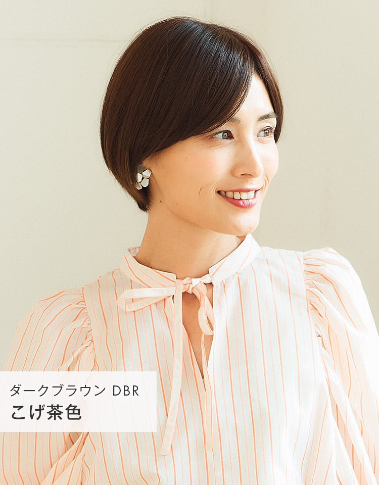 ダークブラウン こげ茶色を着用したモデル写真