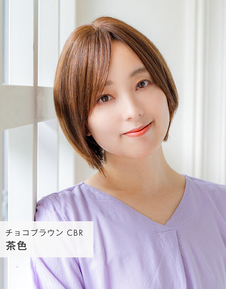 パパッとピース ショート人毛100%（テープタイプ）　チョコブラウン 茶色を着用したモデル写真