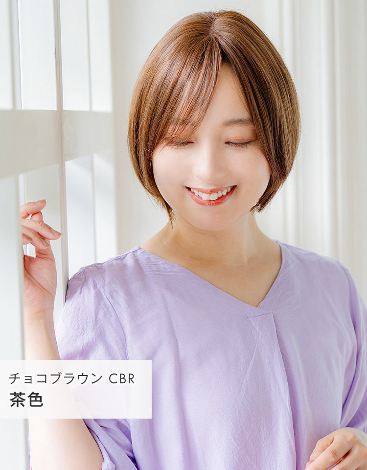 パパッとピース ショート人毛100%（テープタイプ）　チョコブラウン 茶色を着用したモデル写真