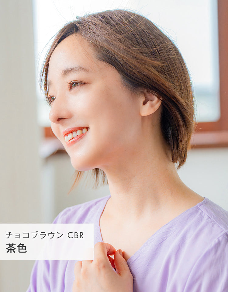 パパッとピース ショート人毛100%（テープタイプ）　チョコブラウン 茶色を着用したモデル写真