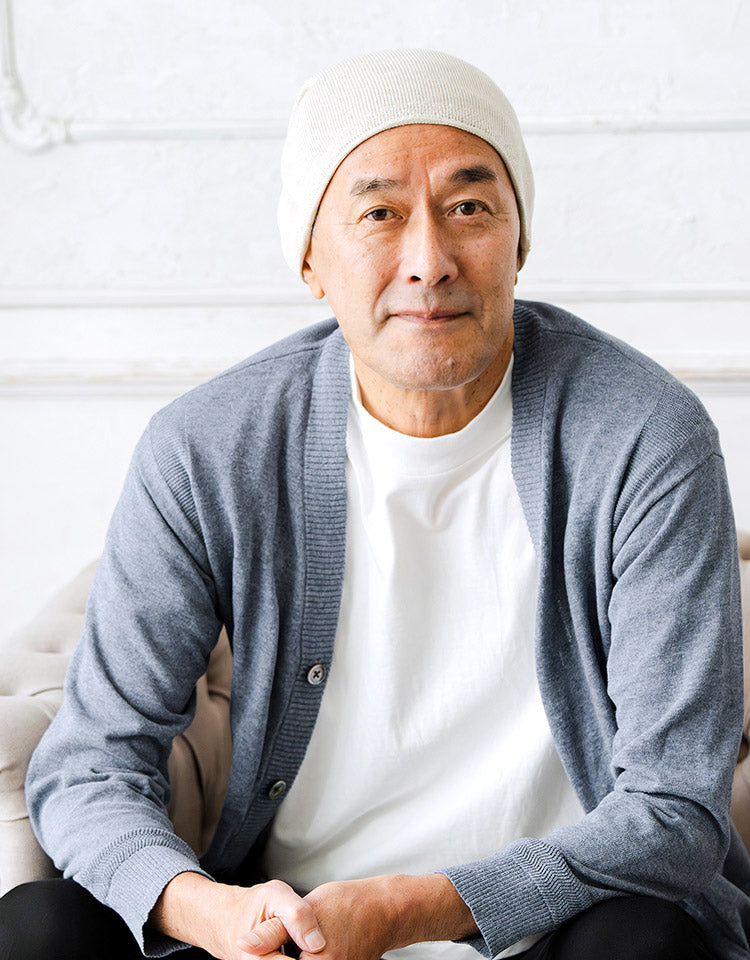 うるおい薄手ニットケア帽子ライトグレーモデル着用写真
