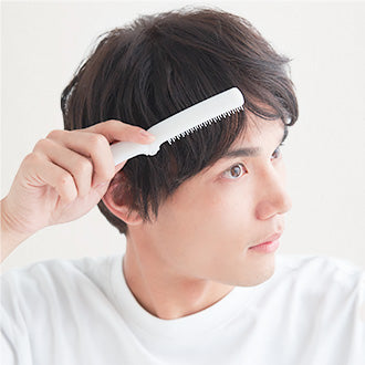 ブラッシングをしウィッグをキレイにします。