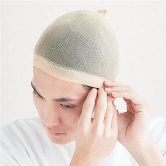 髪を均一にストッキングネットの中へ入れ込みます。