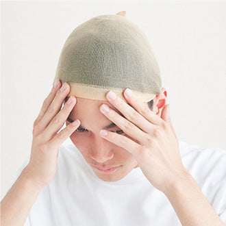 髪の生え際までストッキングネットを持ち上げます（フチの部分が生え際になるように）。