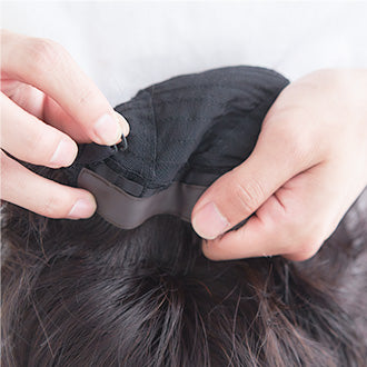 アジャスターで自分の頭にあったサイズに調整します。アジャスターが外側にある場合もございます。