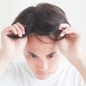 前髪の位置などに合わせてかぶります。