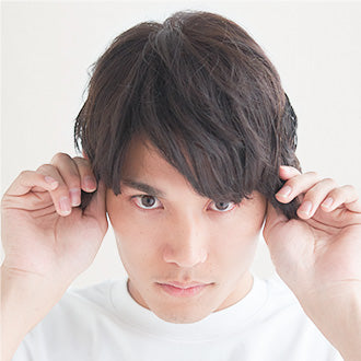 ウィッグのもみあげの位置が左右対称になっているか鏡を見ながら整えます。