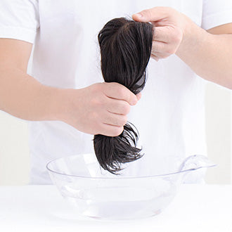 ウィッグの毛先を擦り合わせないように注意しながら、毛先まで水気を切っていきます。