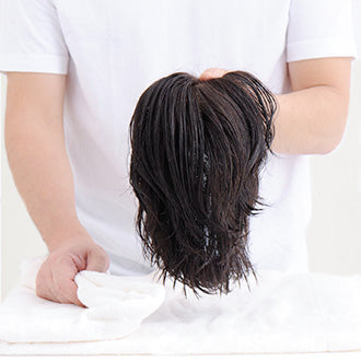 タオルからウィッグを取り出します。