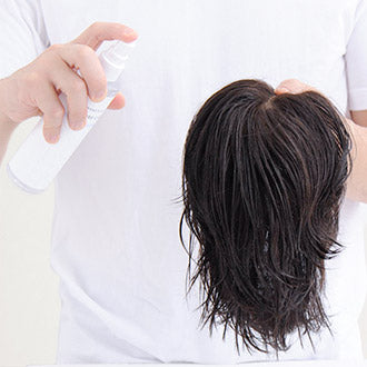 モイスチャーケアエッセンスを30㎝以上離れた位置からウィッグ全体に均等に噴きかけてください。