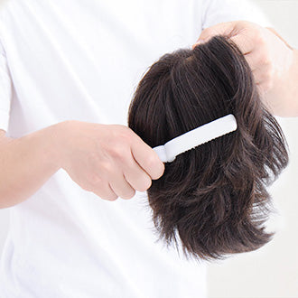 あらかじめウィッグをブラッシングし、ほこりを落とします。