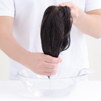 ウィッグを取り出し、ぬるま湯でシャンプーを流します。