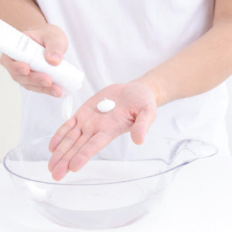 洗面器にぬるま湯と500円玉大のトリートメントを入れます。