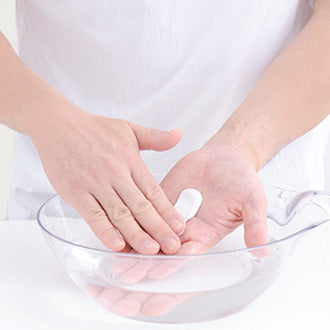 手のひらで伸ばしながらトリートメントをぬるま湯に溶かします。