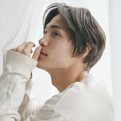 ウィッグを着用した男性