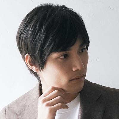 ウィッグを着用した男性