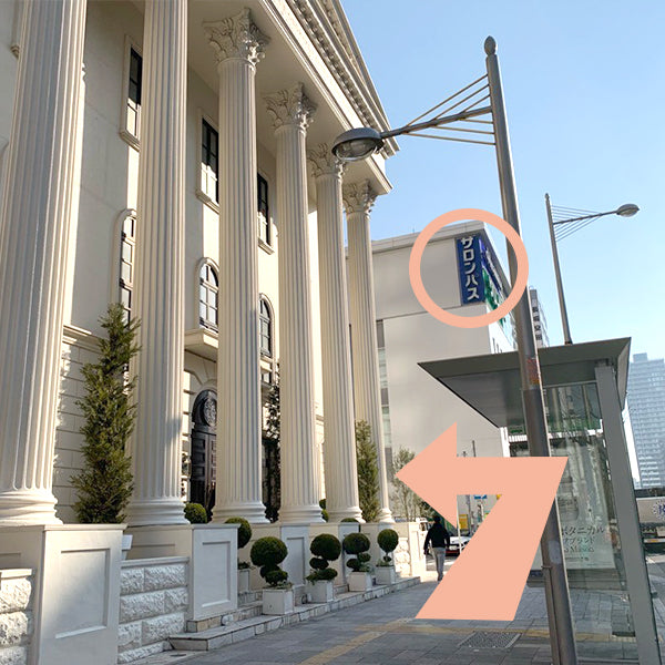 直進して頂くと左手に結婚式場が見え、前にはサロンパスの看板がみえます。