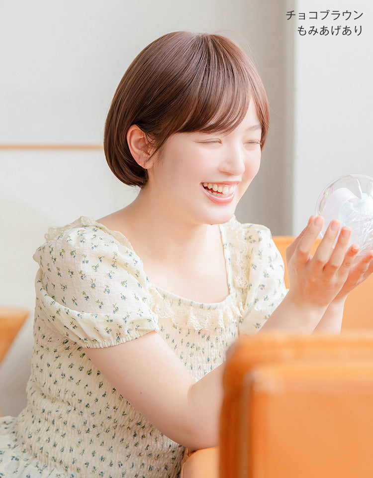 潤リラックスウィッグ ソネットショート チョコブラウンをもみあげありで着用したモデル写真