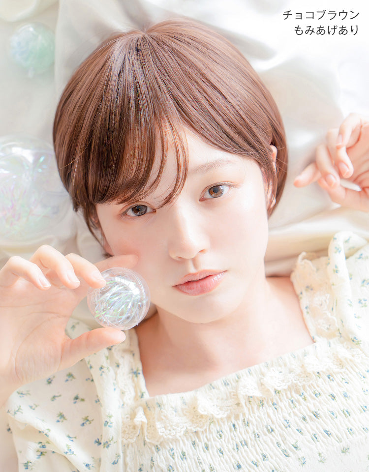 潤リラックスウィッグ ソネットショート チョコブラウンをもみあげありで着用したモデル写真