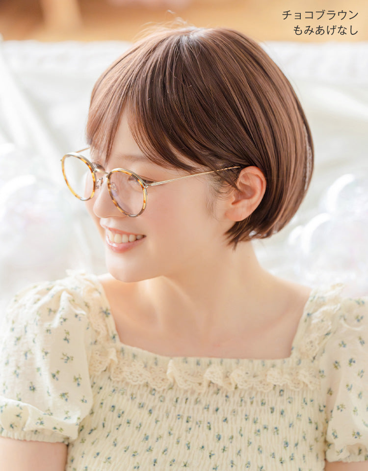 潤リラックスウィッグ ソネットショート チョコブラウンをもみあげなしで着用したモデル写真