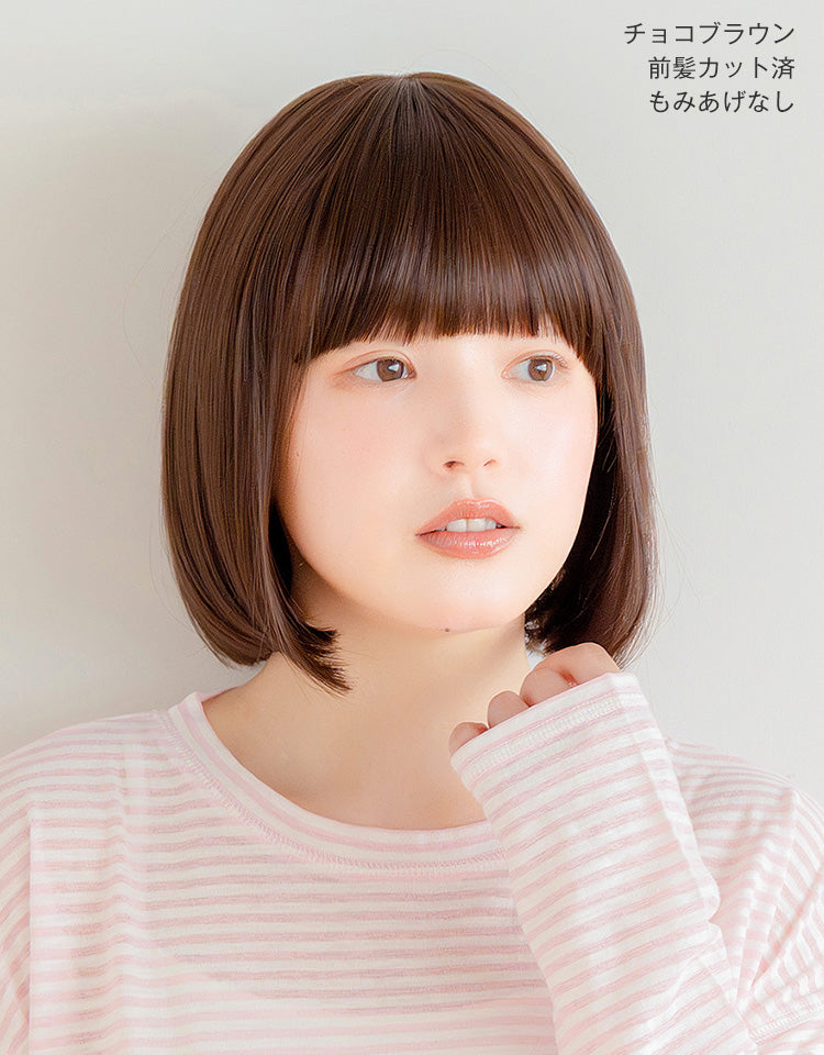 潤リラックスウィッグ ミニボブ チョコブラウンを前髪カット、もみあげなしで着用したモデル写真