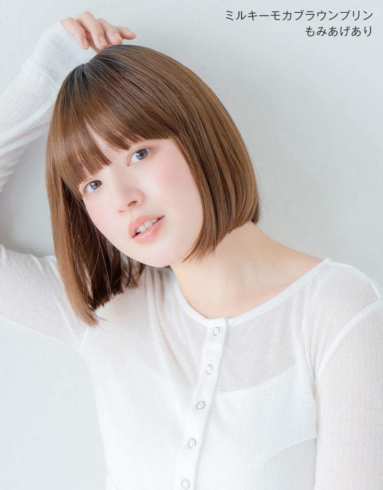 潤リラックスウィッグ ミニボブ ミルキーモカブラウンプリンをもみあげありで着用したモデル写真