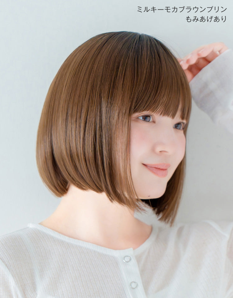 潤リラックスウィッグ ミニボブ ミルキーモカブラウンプリンをもみあげありで着用したモデル写真
