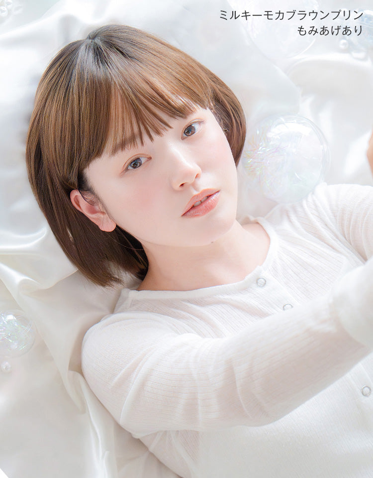 潤リラックスウィッグ ミニボブ ミルキーモカブラウンプリンをもみあげありで着用したモデル写真