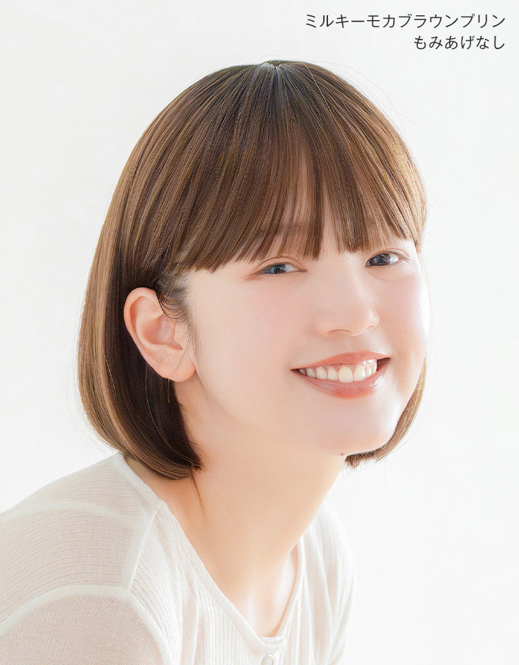 潤リラックスウィッグ ミニボブ ミルキーモカブラウンプリンをもみあげなしで着用したモデル写真