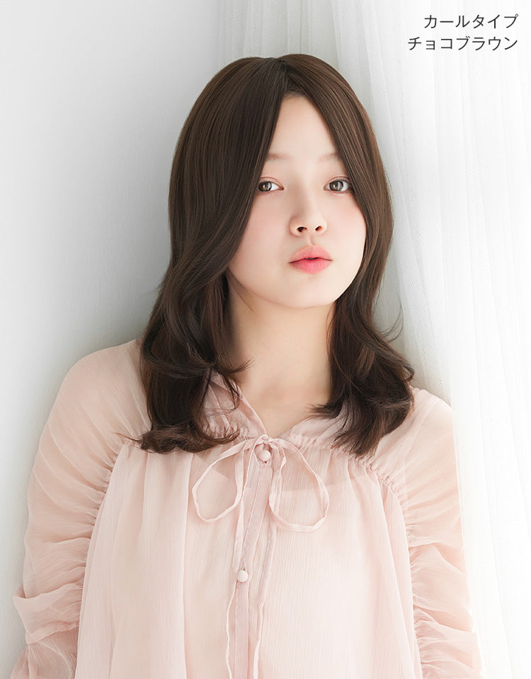 チョコブラウン(カールタイプ)を着用したモデル