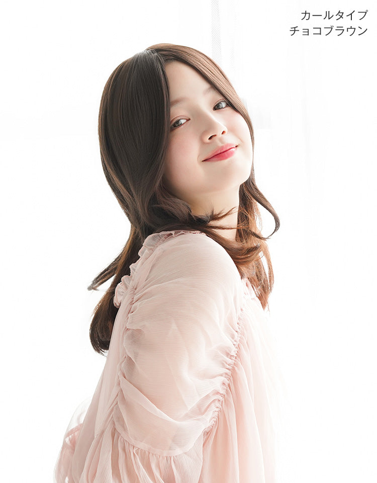 チョコブラウン(カールタイプ)を着用したモデル