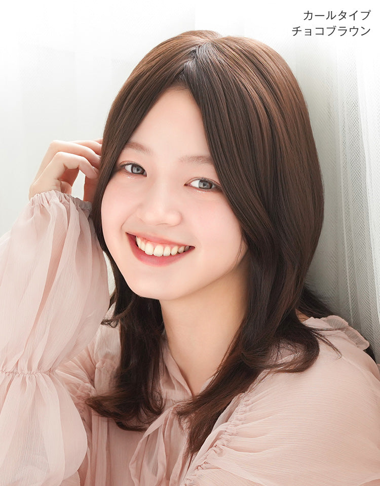 チョコブラウン(カールタイプ)を着用したモデル