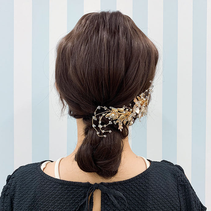 大きめのヘアアクセ×シニヨンスタイル