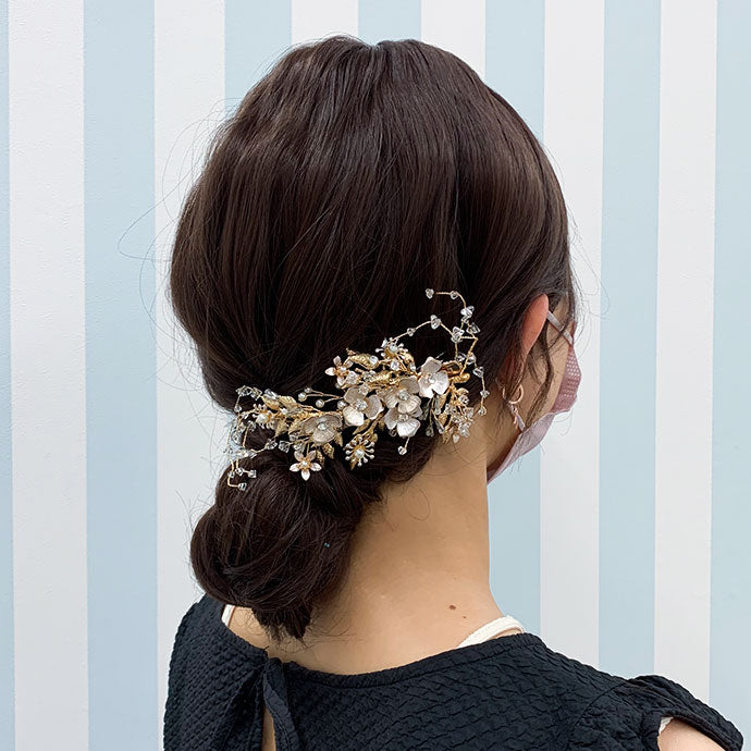大きめのヘアアクセ×シニヨンスタイル